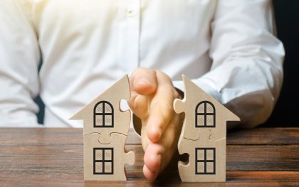 A lawyer shares a house or property between owners. Divorce concept. The division process of real estate and property between former spouses, relatives. Execution of the posthumous will.
